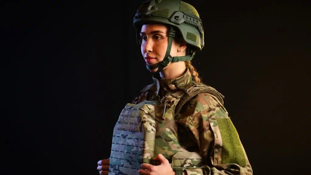 В Украине создали первый бронекостюм для женщин. Смотрите, как он выглядит (фото)